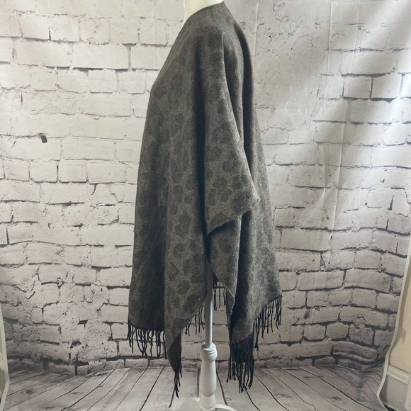 Woolrich Women Shawl Wrap Poncho One Size Gray Animal Print Soft Fringe Winter - Picture 2 of 7